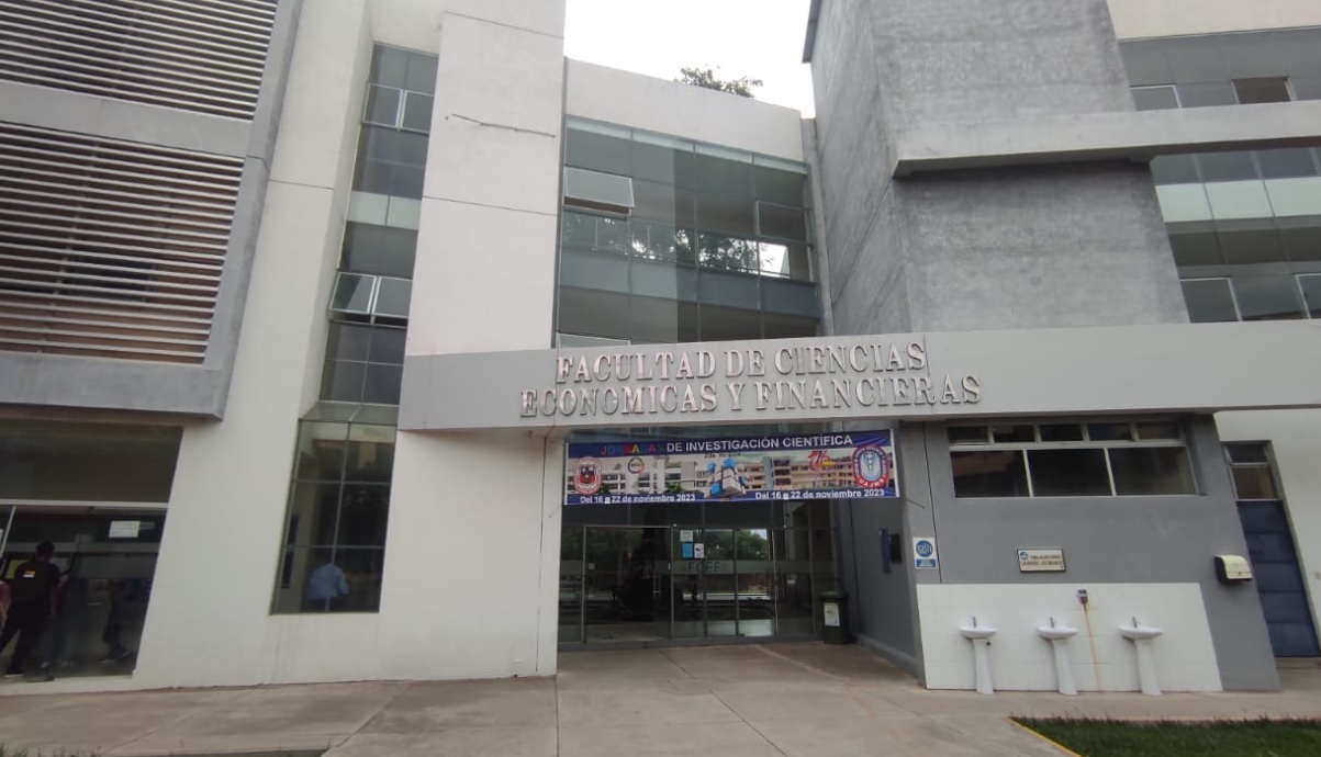Fachada de la Facultad de Ciencias Económicas y Financieras, con su nombre sobre el ingreso