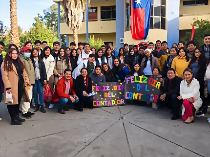 Estudiantes trabajando en equipo