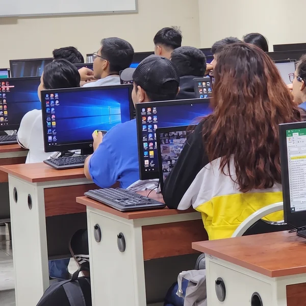 Estudiantes de Contaduría Pública trabajando en equipo