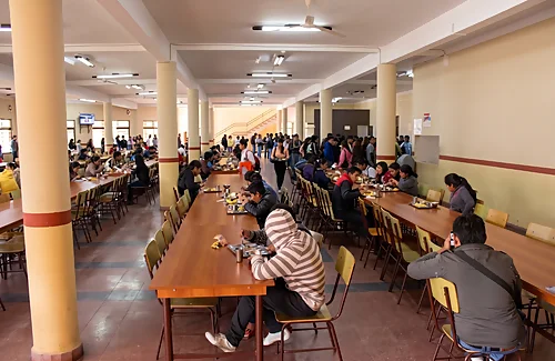 Estudiantes compartiendo en el Comedor Universitario