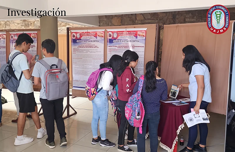 Estudiantes realizando trabajo de campo como parte de una actividad de extensión universitaria