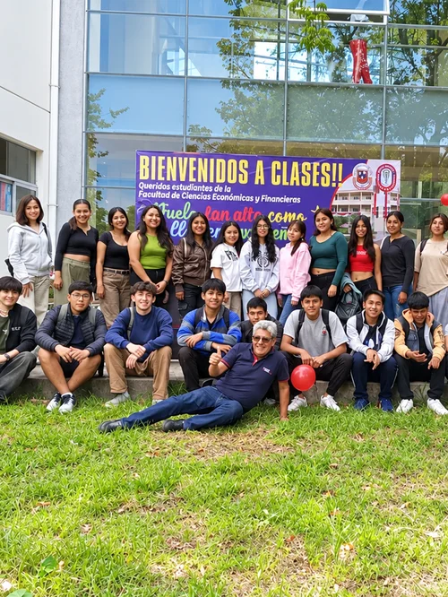Retrato-grupal-universitario-en-el-campus