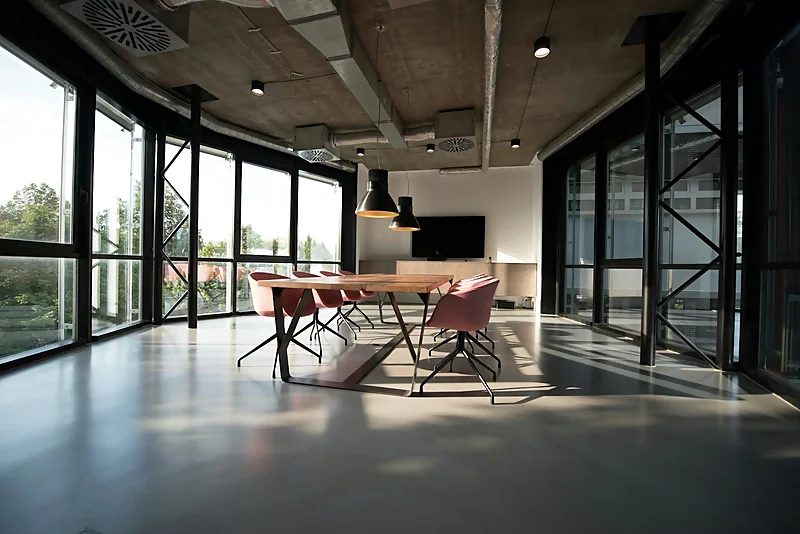 Espacio de trabajo empresarial; fotografía referencial